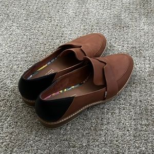 NWOT Toms Brown and Black Loafers